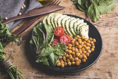 Fried nohut, Bebek pancar yaprakları, domates, avokado. Vejetaryen salata. Sağlıklı ev yapımı vegan gıda, diyet.