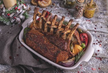 Sebzeli kuzu ızgara kavrulmuş raf. Yeni yıl geleneksel gıda.