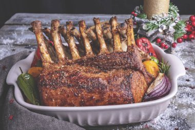 Sebzeli kuzu ızgara kavrulmuş raf. Yeni yıl geleneksel gıda