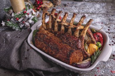 Sebzeli kuzu ızgara kavrulmuş raf. Yeni yıl Noel kompozisyon, dekorasyon.