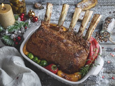 Izgara kavrulmuş rack kuzu, koyun eti ile sebze. Yeni yıl Noel kompozisyon, dekorasyon.