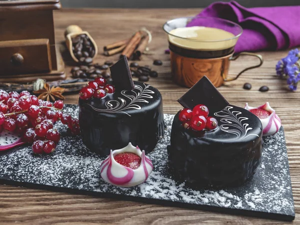 Chocoladecake Met Rode Aalbessen Kopje Koffie Met Dessert Tafel Close — Stockfoto