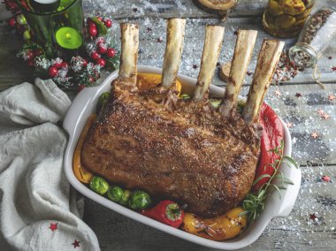 Sebzelerle ızgara kavrulmuş rack kuzu pirzolası. Yeni yıl Noel kompozisyon, dekorasyon.