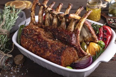 Sebze, yemek pişirme seramik ile ızgara kavrulmuş rack kuzu pirzola