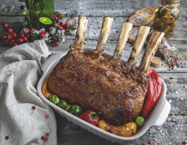 Yemek pişirme seramik sebzeli ızgara kavrulmuş rack kuzu pirzolası. Yeni yıl Noel kompozisyon, dekorasyon.