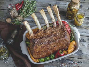 Seramik tabak pişirme sebze ile ızgara kavrulmuş rack Dana eti kuzu pirzola.