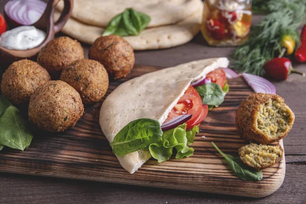 Falafel Verduras Frescas Salsa Pan Pita Sobre Mesa Madera —  Fotos de Stock