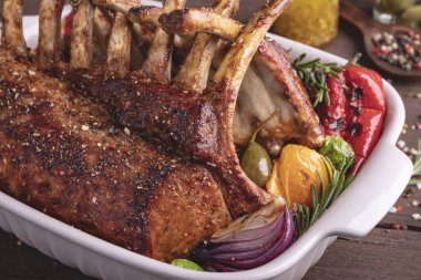 Seramik tabak pişirme sebze ile ızgara kavrulmuş rack Dana eti kuzu pirzola.