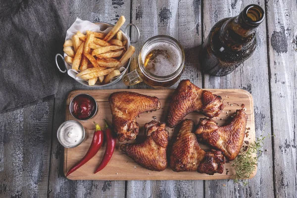 Gegrilde Kippenvleugeltjes Franse Frietjes Witte Rode Saus Een Houten Oppervlak — Stockfoto