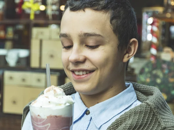 Брюнетка Підліток Усміхнений Молодий Щасливий Хлопчик Тримається Руках Молочний Коктейль Ліцензійні Стокові Фото