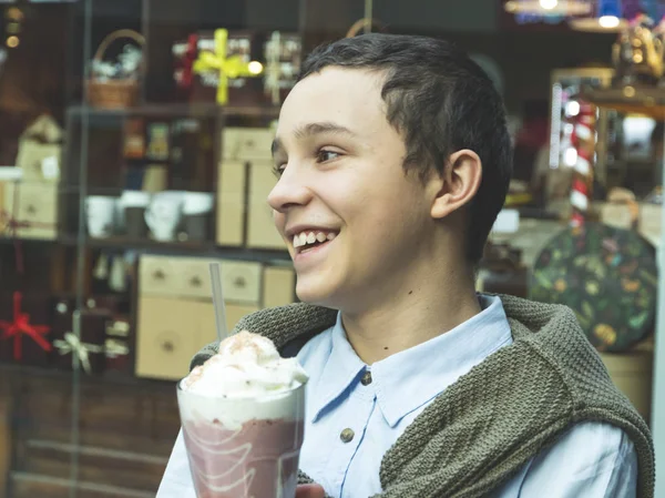 Брюнетка Підліток Усміхнений Молодий Щасливий Хлопчик Тримається Руках Молочний Коктейль Стокове Фото