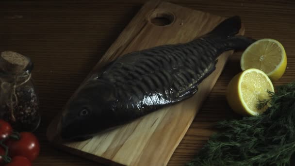 木板上的生鲤鱼 香料布 烹饪过程 — 图库视频影像
