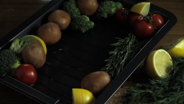 Ruwe Karper Vis Zetten Een Bakplaat Bakken Met Groenten Koken — Stockvideo