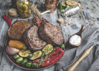 Izgara, sığır eti plaka üzerinde sebzeli pirzola. Rustik gıda kavramı