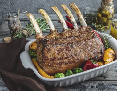 Seramik tabak pişirme sebze ile ızgara kavrulmuş rack Dana eti kuzu pirzola.