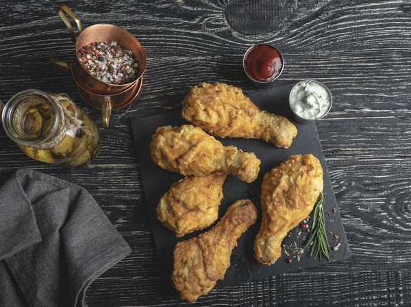 Perna Frango Frita Massa Molho Vermelho Branco Uma Superfície Escura — Fotografia de Stock