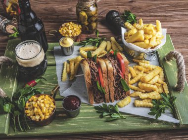 ızgara çekti biftekli sandviç, tost, patates kızartması, sos, karanlık bira, Mısır bir ahşap tepsi