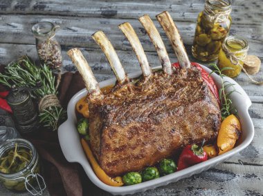 Seramik tabak pişirme sebze ile ızgara kavrulmuş rack Dana eti kuzu pirzola