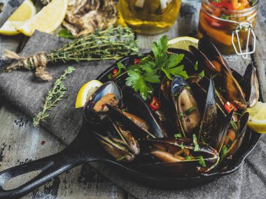 Pişmiş deniz ürünleri istiridye midye limon ve baharat demir tava bölümünde