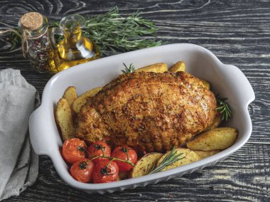 Kavrulmuş domuz nağmeleme, rulo patates ve domates ile pan kavurma 