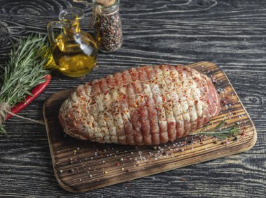 Çiğ domuz nağmeleme. İçine haddelenmiş çiğ et örgü bağlı. Kavurma için et hamuru