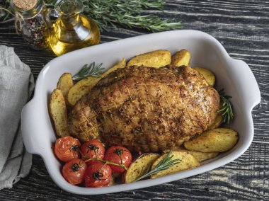 Kavrulmuş domuz nağmeleme, patates ve domates ile tepsi pişirme rulo