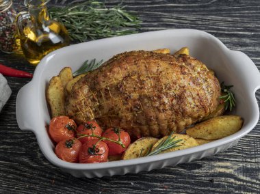 Kavrulmuş domuz eti nağmeleme, patates ve domates ile tepsi pişirme rulo