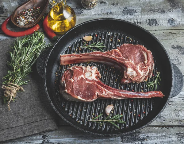 Carne Crua Costelas Vitela Lombo Panela Grelha Especiarias Costeletas Prontas — Fotografia de Stock