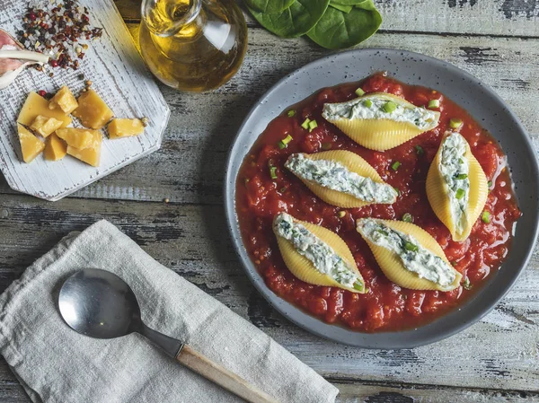 Pasta Conchiglioni Espinacas Rellenas Queso Salsa Tomate Plato Cocido — Foto de Stock