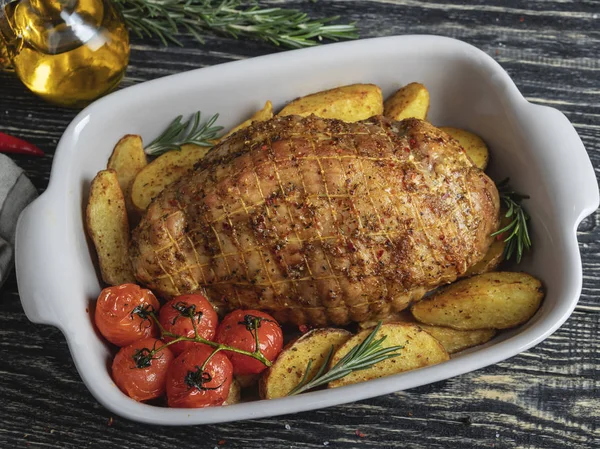 Roulade Carne Cerdo Asada Rollo Con Patata Tomate Bandeja Para — Foto de Stock