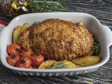 Kavrulmuş domuz eti nağmeleme, patates ve domates ile tepsi pişirme rulo