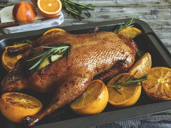 Pato Asado Entero Con Naranjas Relleno Manzanas Romero Una Bandeja — Foto de Stock