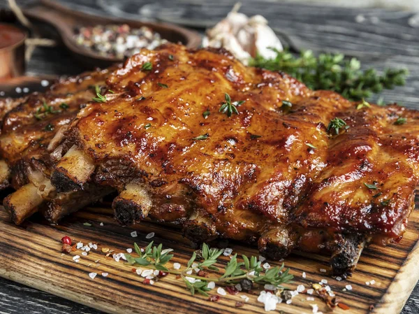 Costelas Porco Grelhadas Com Molho Uma Tábua Corte Tempero Escabeche — Fotografia de Stock