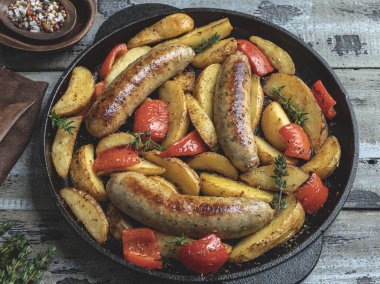 patates kızartması ve bir demir tavada biber tavuk sosis ızgara