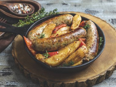 patates kızartması ve bir demir tavada biber tavuk sosis ızgara