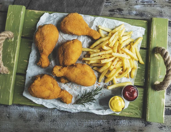 Gambe Pollo Fritte Croccanti Impanato Colore Dorato Patatine Fritte Salsa — Foto Stock