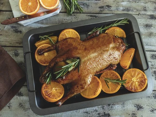 Pato Asado Entero Con Naranjas Relleno Manzanas Romero Una Bandeja — Foto de Stock