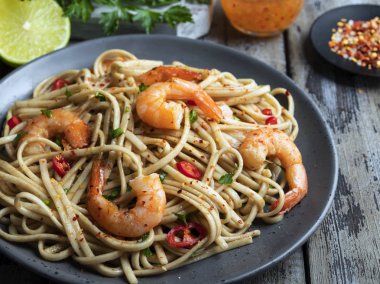 karides ile erişte makarna , baharat , plaka üzerinde. Closeup. 