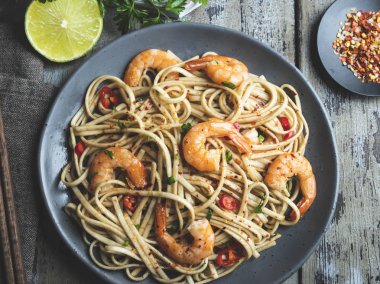 karides ile erişte makarna , baharat , plaka üzerinde. Closeup.