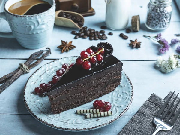 黑巧克力蛋糕莫扎特 红醋栗在桌子上一杯咖啡 — 图库照片