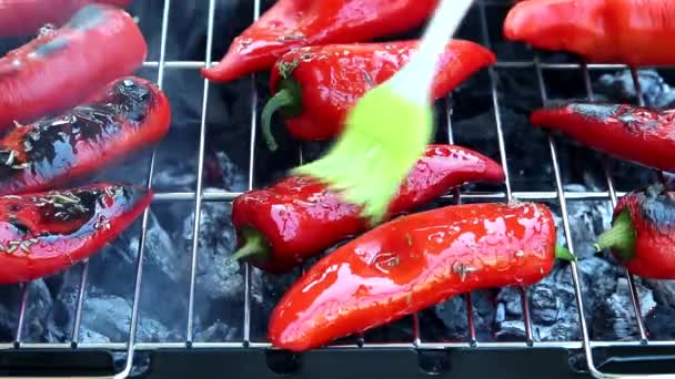 Izgara Üzerinde Pişirme Işlemi Kırmızı Biber — Stok video