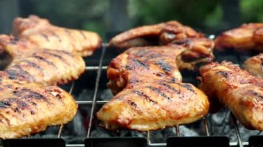 barbekü ızgara ediliyor tavuk kanatları ızgara,