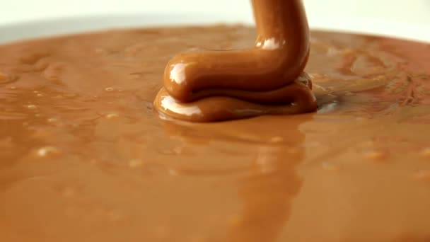 Sıvı Karamel Dökme Kalın Iplikçik Damlama Yavaş Çekim — Stok video