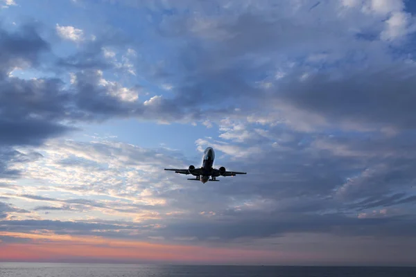 Airplane Landing Flying Sea Sunset — Stock Photo, Image
