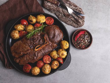 Sebzeli biftek, tavada sarımsaklı yeni patates domatesi.