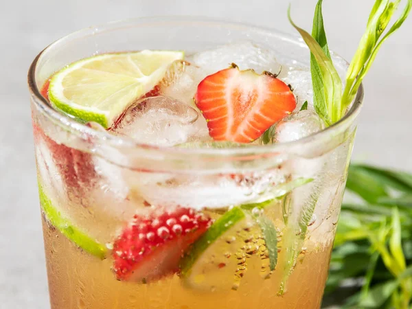 Refrescante Bebida Cóctel Verano Limonada Con Hielo Lima Fresas Estragón —  Fotos de Stock
