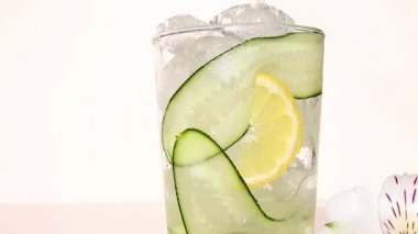 Buzlu, salatalıklı, limonlu limonata ve bardaktan limon doldur.
