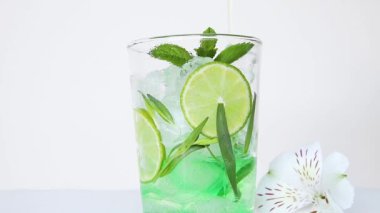 Taze yaz mojito kokteyli için buzlu limonata, tarhun, limon, nane, bardağa doldur.