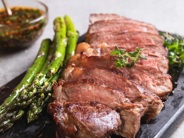 Juicy Grilled Sliced Beef Steak Roasted Asparagus Close Sauce — Stock Photo, Image
