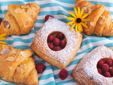 Lezzetli taze kruvasanlar, ahudududulu pasta, yukarıdan manzara.